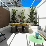 Center Beachfront With Private Patio アパート *