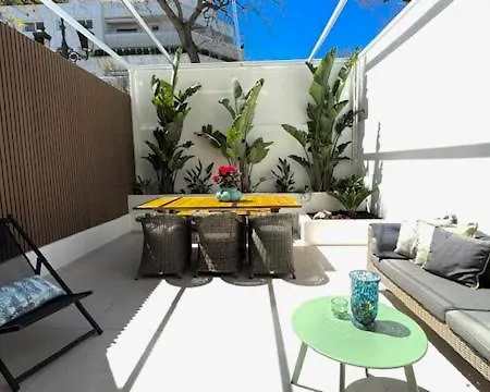 Center Beachfront With Private Patio דירה *