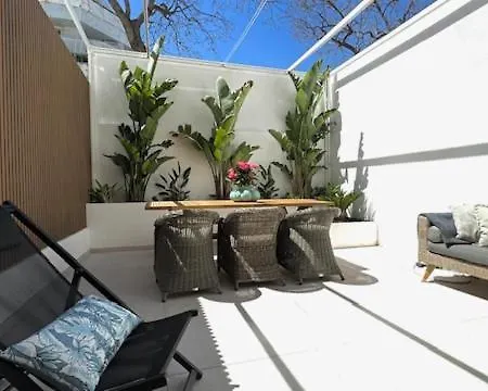 Center Beachfront With Private Patio דירה