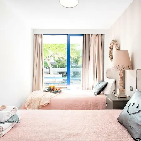 Center Beachfront With Private Patio * מארבלה