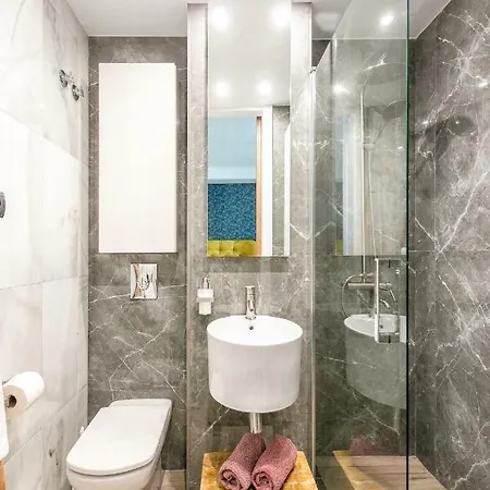Center Beachfront With Private Patio * מארבלה