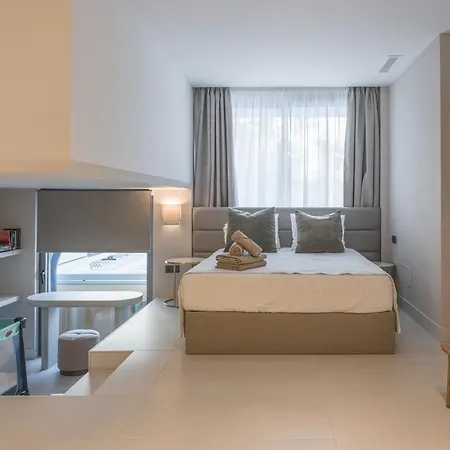 Center Beachfront With Private Patio Apartment