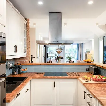 Center Beachfront With Private Patio 마르베야