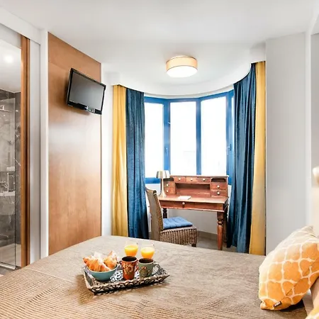 Center Beachfront With Private Patio 마르베야