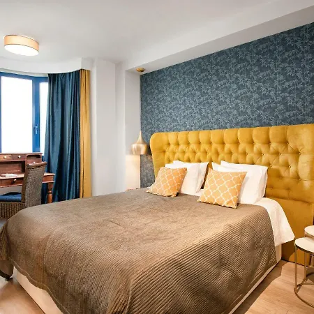 Center Beachfront With Private Patio 마르베야