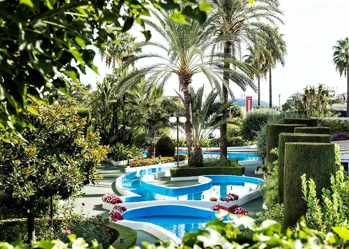 Center Beachfront With Private Patio شقة