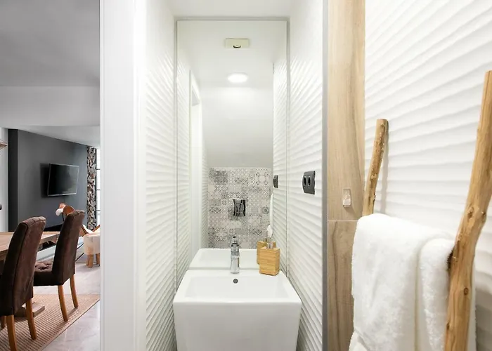 Center Beachfront With Private Patio ماربيا