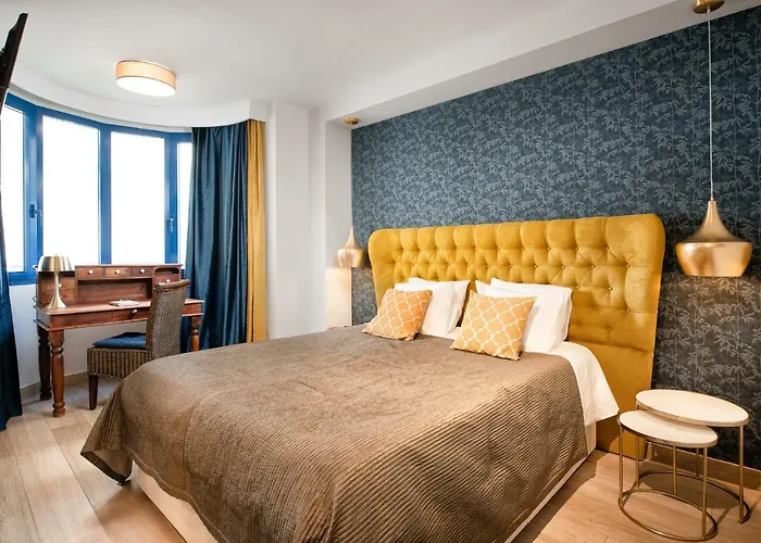 Center Beachfront With Private Patio ماربيا